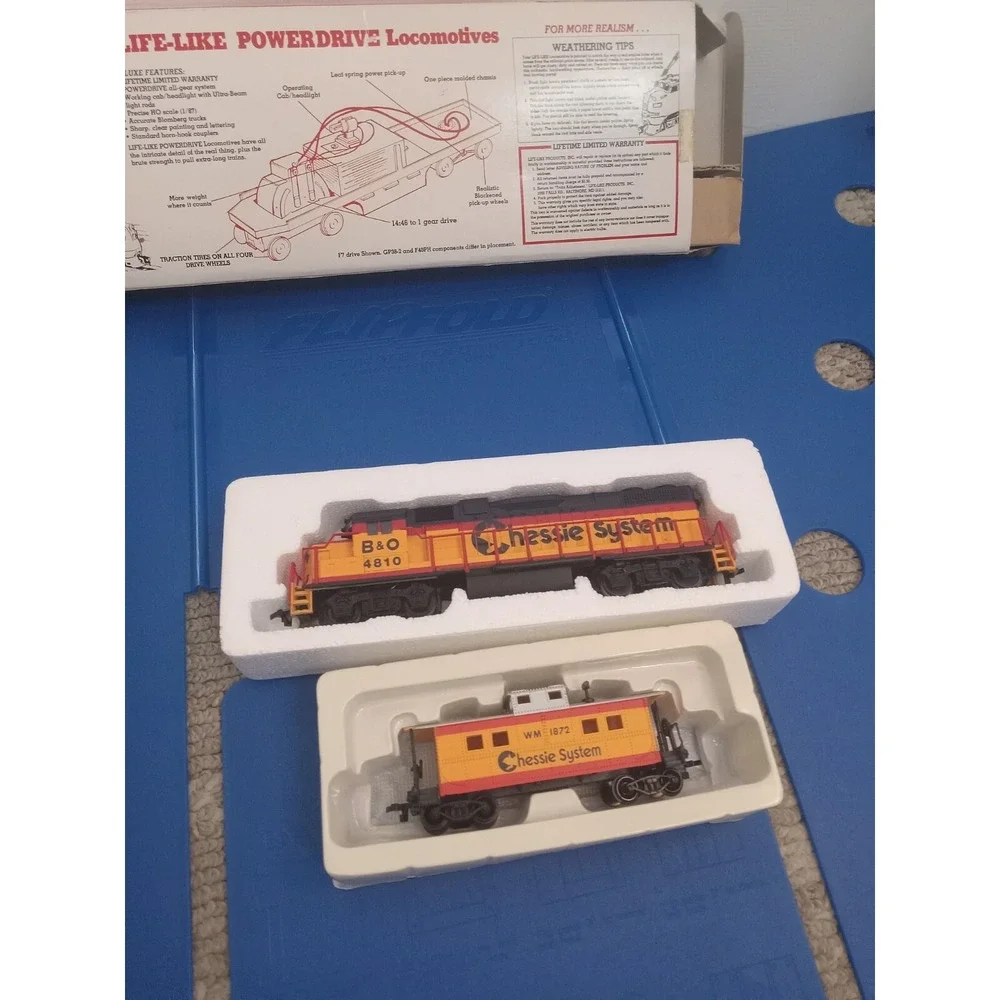 LIFELIKE‎ #8663  B&O CHESSIE SYSTEM Locomotive & Caboose #4810 w Box  HO